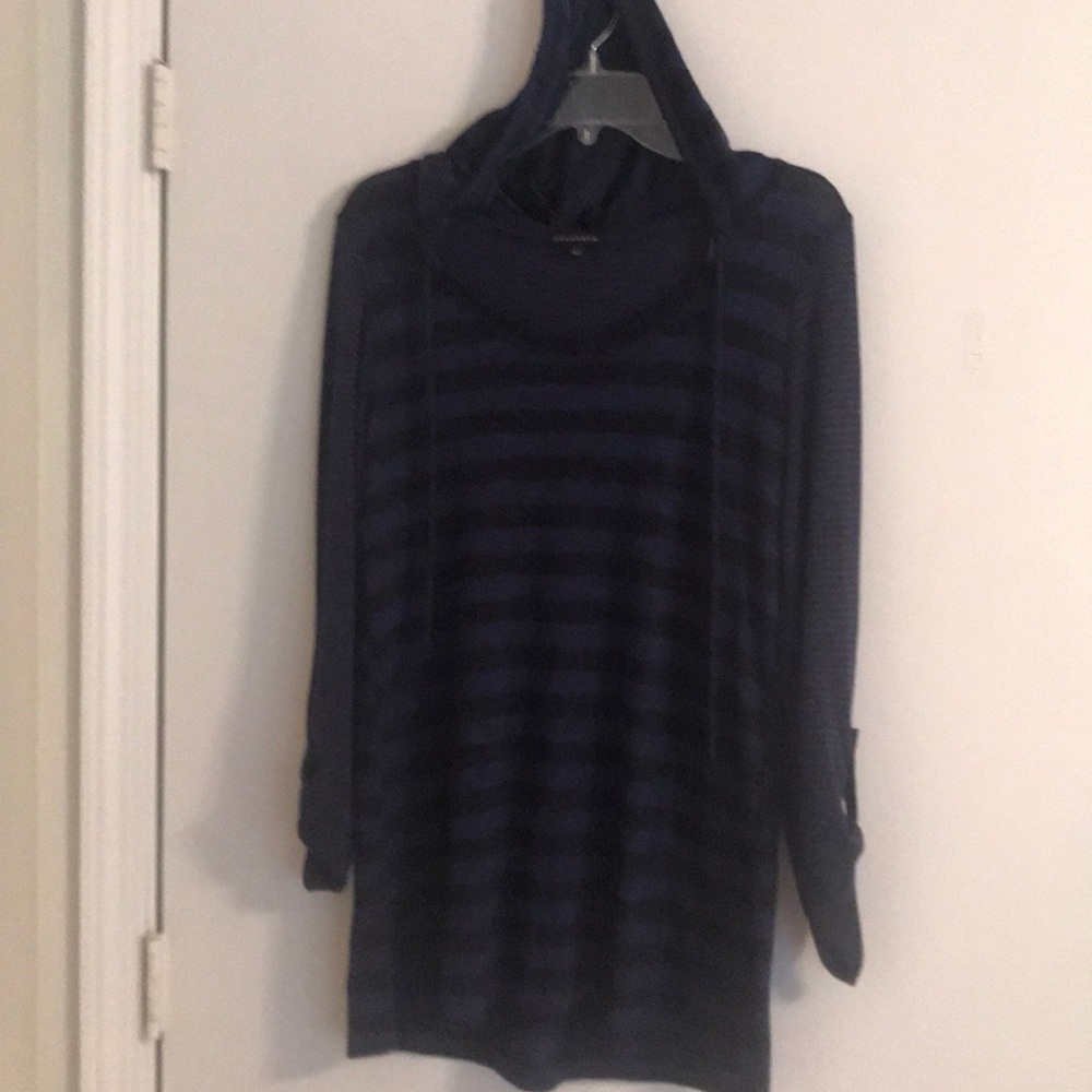 Hooded long sleeve shirt